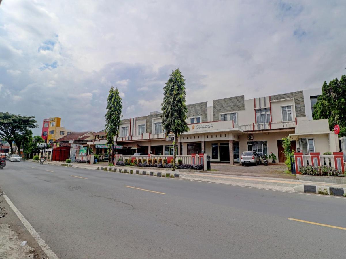 Oyo 90347 Hotel Srikandi Syariah Тасікмалая Екстер'єр фото