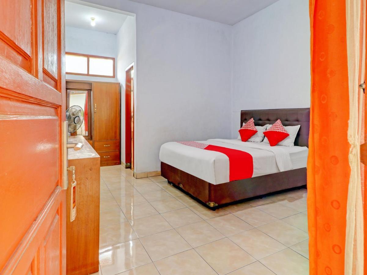 Oyo 90347 Hotel Srikandi Syariah Тасікмалая Екстер'єр фото