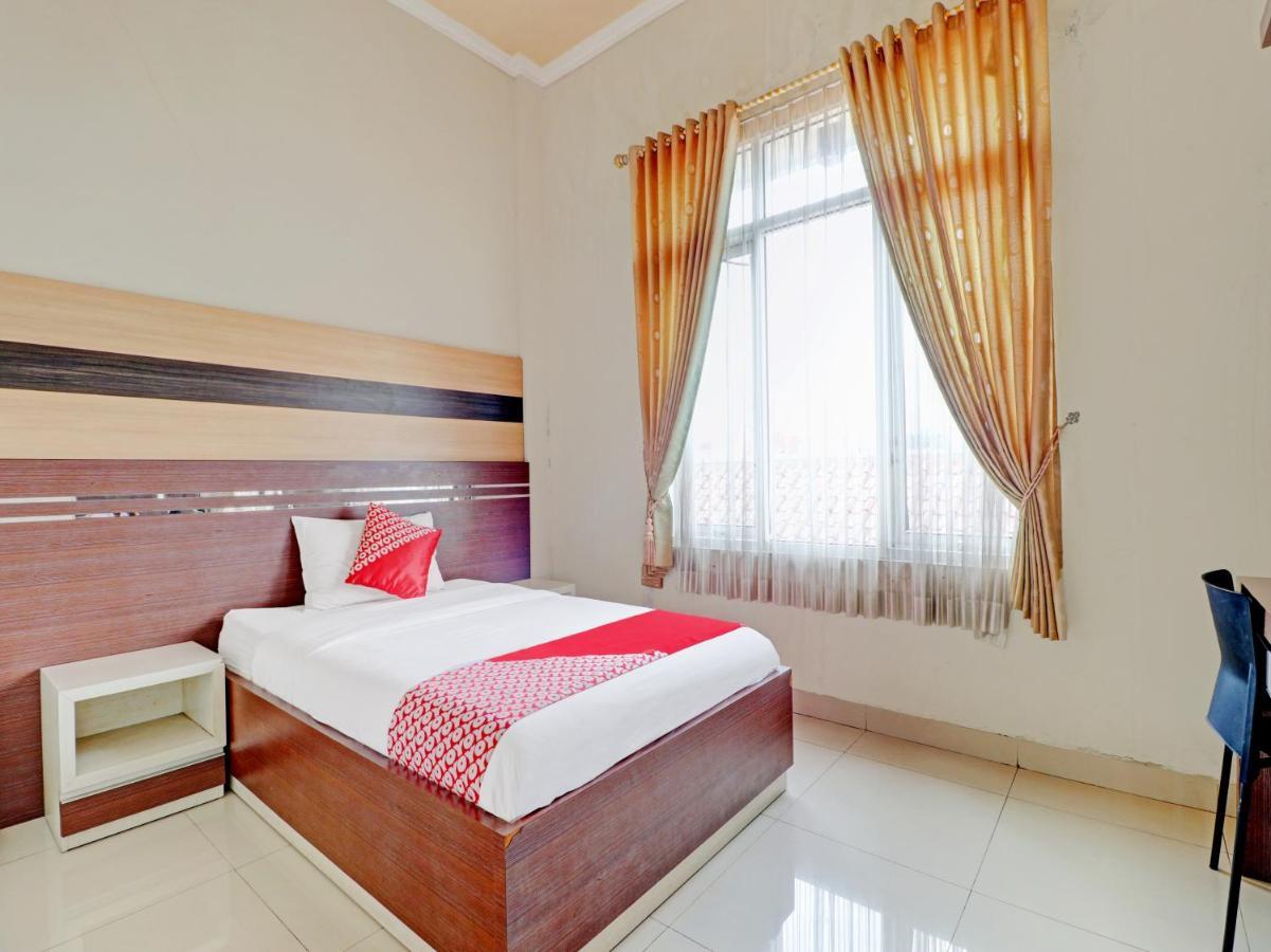 Oyo 90347 Hotel Srikandi Syariah Тасікмалая Екстер'єр фото